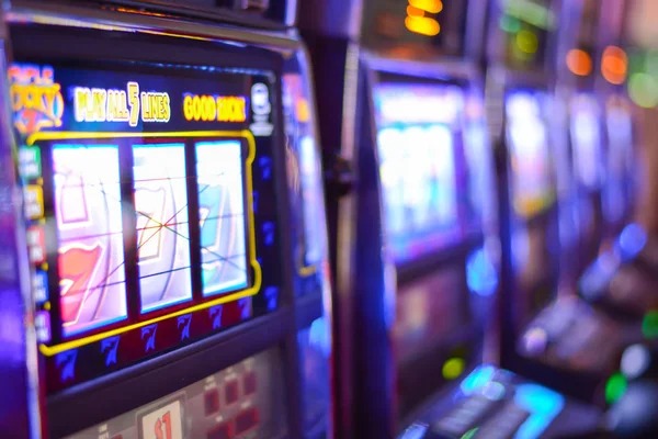petirjitu login platform interface showing slot games, live casino, and sportsbook markets